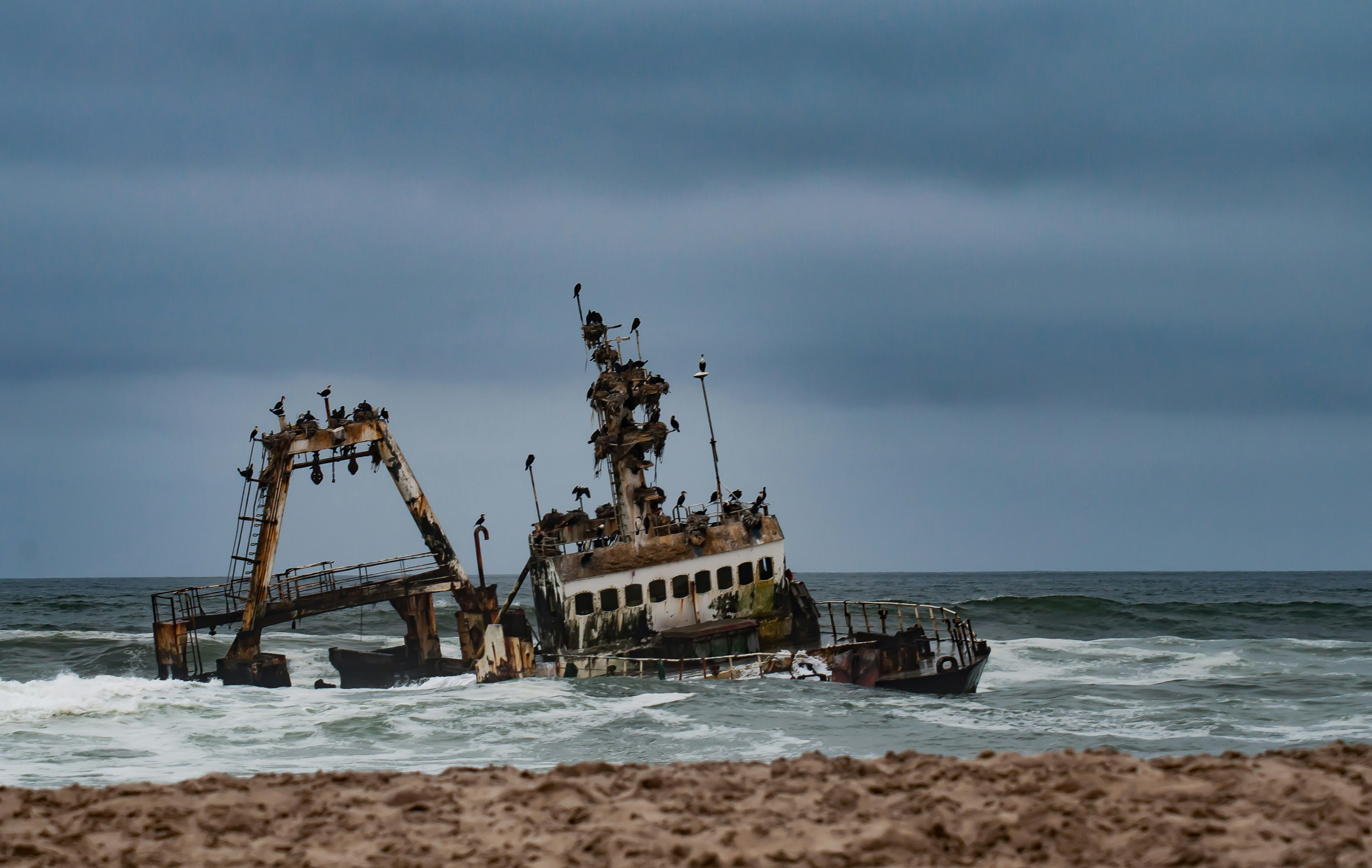 two boat in the sea during daytime